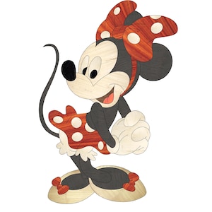 Puede incluir: Una figura de madera de Minnie Mouse, con un lazo y un vestido de lunares rojos y blancos. La figura tiene nariz, orejas y cola negras, con detalles de vetas de madera de color claro. El personaje posa con una sonrisa, con las manos juntas.