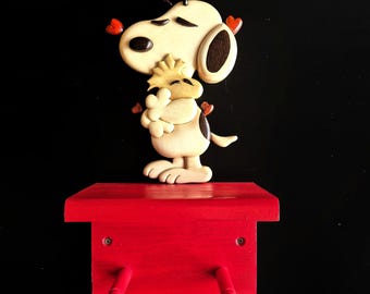 Dupla de cachorro Beagle e passarinho Intarsia Art: Prateleira de madeira feita à mão com ganchos
