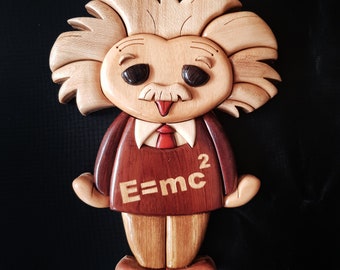 Figura kokeshi de Einstein hecha a mano: arte científico en madera con intarsia