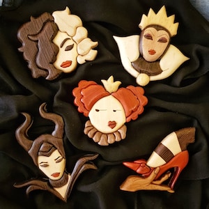 Wooden Villain Pinback Button Set – Handcrafted Intarsia Brooches Featuring Cruella, Maleficent, Red Queen & Evil Queen, Cute Gift for Her