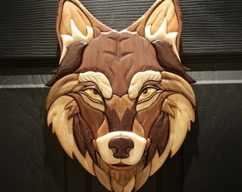 Arte mural de madera con cabeza de lobo en intarsia: decoración artesanal de vida silvestre