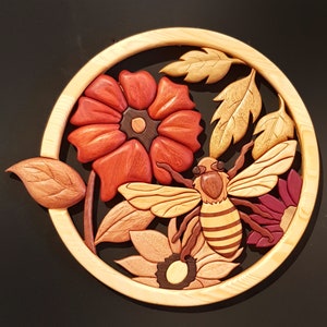 Intarsia muurkunst van hout met bijen en bloemen: op de natuur geïnspireerd decor