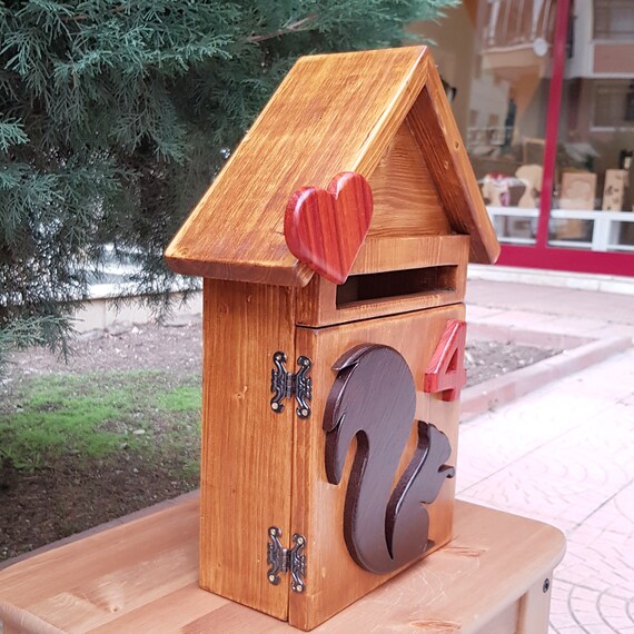 Buzon de madera Buzon Organizador de correo Regalo para casa nueva Figura de ardilla Signo de numero de puerta Decoracion del hogar Caja de madera colgante en la pared Etsy Espana