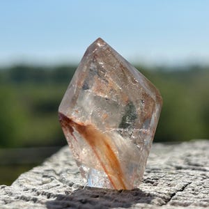 RAR, sehr hochwertig und begehrt für Amphibole Quarz/Angel wing Phantom Quarz/Red Rabbit Quarz. Freiform. Aus Brasilien