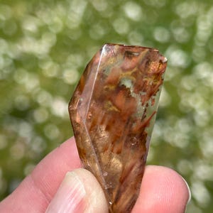 RAR, sehr hochwertig und begehrt für Amphibole Quarz/Angel wing Phantom Quarz/Red Rabbit Quarz. Freiform. Aus Brasilien