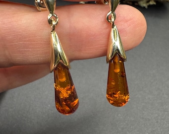 9ct  solid gold, hallmarked  Baltic Amber drop earrings