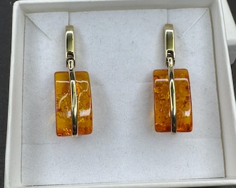9ct solid gold, hallmarked  Baltic Amber drop earrings.