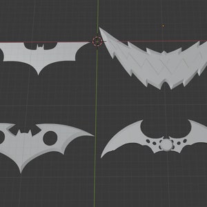 Puede incluir: Cuatro cuchillos de lanzamiento con forma de murciélago. Los cuchillos están hechos de un material gris y tienen una punta afilada. Los cuchillos están dispuestos en un patrón de cuadrícula.