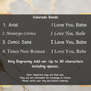 Pu&ograve; includere: Un elenco di quattro diversi font per l'incisione degli anelli, con la frase "I Love You, Babe" scritta in ogni font. Il testo sotto l'elenco indica che l'aggiunta di incisione consente fino a 30 caratteri, inclusi gli spazi. Il testo in fondo all'immagine indica che gli anelli incisi sono in vendita definitiva e non sono restituibili per cambio o rimborso. Indica anche di verificare la misura del tuo anello prima di ordinare.