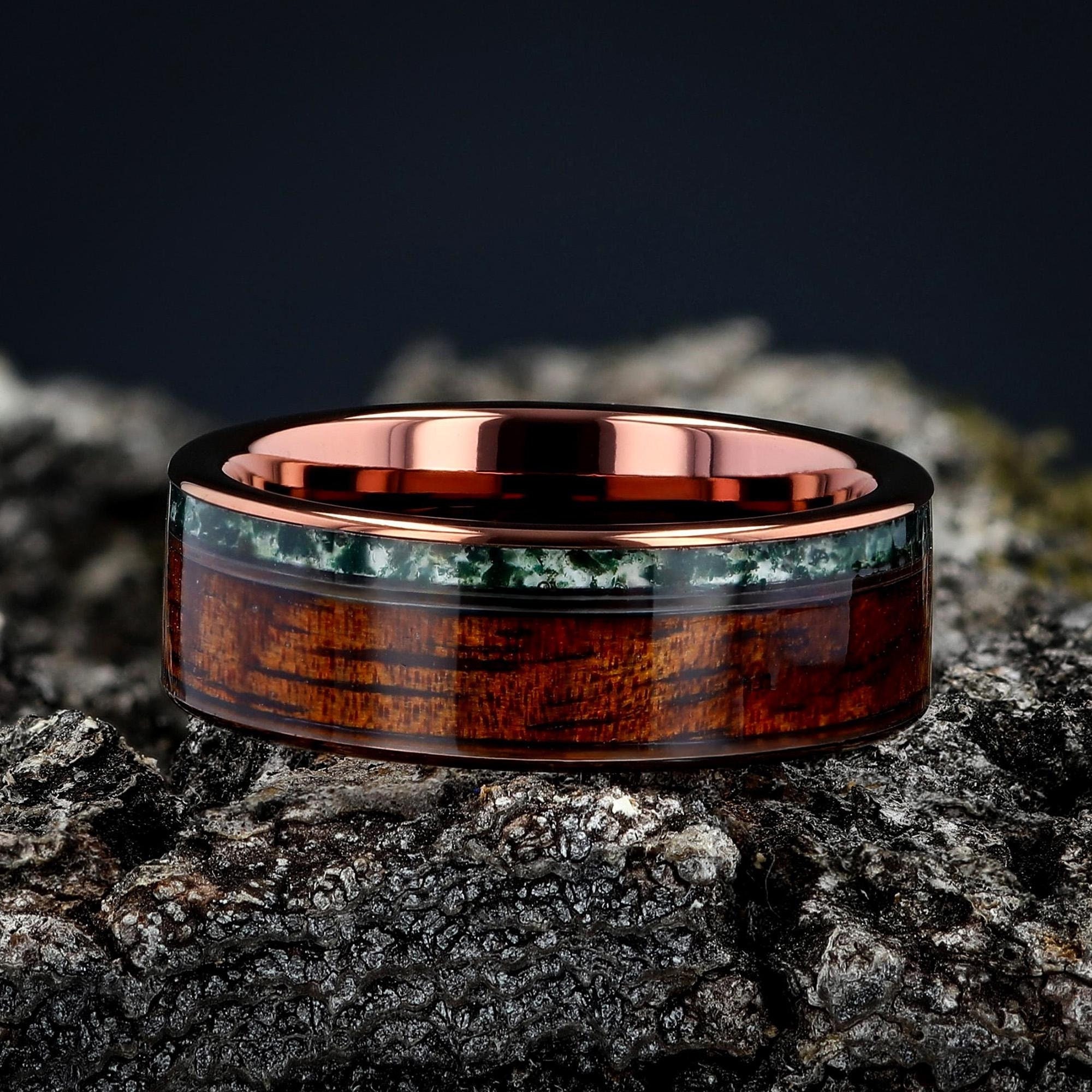 Anillo de tungsteno color café con ágata musgosa y madera de koa. Anillo de bodas para hombre con ágata musgosa y madera de koa. Ágata musgosa natural y ecológica. Alianza de madera.