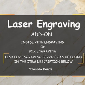 Pu&ograve; includere: Un'immagine in bianco e nero con uno sfondo grigio. Il testo "Laser Engraving" &egrave; in bianco con un contorno nero. Il testo "ADD-ON" &egrave; in bianco. Il testo "INSIDE RING ENGRAVING" &egrave; in bianco. Il testo "Or" &egrave; in bianco. Il testo "BOX ENGRAVING" &egrave; in bianco. Il testo "LINK FOR ENGRAVING SERVICE CAN BE FOUND IN THE ITEM DESCRIPTION BELOW" &egrave; in bianco. Il testo "Colorado Bands" &egrave; in bianco.