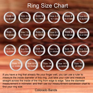Puede incluir: Tabla de tallas de anillos con fondo blanco y textura de madera marr&oacute;n. La tabla muestra diferentes tallas de anillos con las medidas correspondientes en mil&iacute;metros. La tabla est&aacute; etiquetada como "Ring Size Chart".