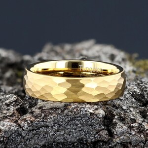 Gold Obsidian Hammered Tungsten Mens Wedding Ring in 6mm, Yellow Gold Mens Wedding Band Gift for Him Anniversary, Womens Wedding Band
