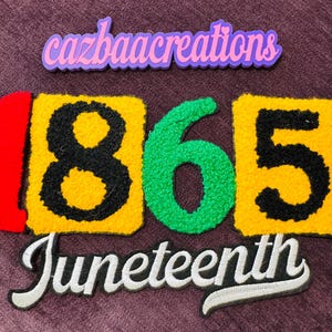 Può includere: Una toppa in tessuto trapuntato che mostra il numero 1865 con un 1 rosso, un 8 e un 5 neri su quadrati gialli e un 6 verde. Sotto, la parola Juneteenth in corsivo bianco con bordo nero. In alto, il testo cazbaacreations in colore viola.