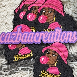 Puede incluir: Parches bordados que muestran a una persona con cabello largo y oscuro, usando un sombrero de pescador rosa y soplando una burbuja rosa. El diseño incluye la palabra Blessed en cursiva amarilla. El texto morado cazbaacreations se superpone.