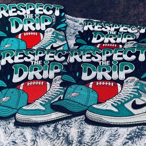 Puede incluir: Cuatro parches bordados con el texto RESPECT THE DRIP en blanco y verde. Cada parche muestra un balón de fútbol americano rojo, una gorra de béisbol color verde azulado con un logo de águila y una zapatilla alta en verde azulado, blanco y negro.