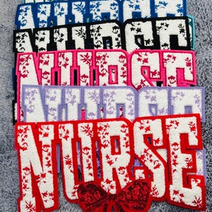 Chenille Nurse Patch mit Paillettenschleife - Floraler Applikationsbekleidungsakzent