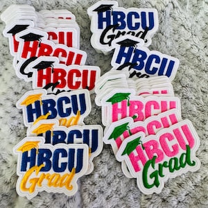 Puede incluir: Un conjunto de parches bordados con el texto "HBCU Grad" y un diseño de birrete. Los parches presentan varias combinaciones de colores, incluyendo rojo, azul, rosa y amarillo, con bordes blancos. Los parches son probablemente para celebrar la graduación de las universidades históricamente negras.