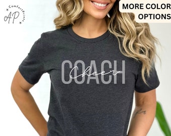 Peut inclure: T-shirt gris foncé chiné avec le texte "COACH Cheer" en lettres blanches.