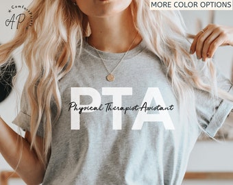 Op de afbeelding: Een grijs T-shirt met de tekst "PTA Physical Therapist Assistant" in witte letters.