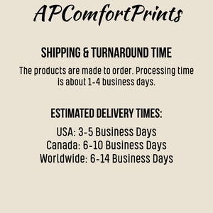 Puede incluir: Gr&aacute;fico de texto con las palabras "APComfort Prints" en una fuente estilizada. El texto debajo dice "SHIPPING & TURNAROUND TIME" y explica que los productos se hacen por encargo con un tiempo de procesamiento de 1 a 4 d&iacute;as h&aacute;biles. El texto debajo de eso dice "ESTIMATED DELIVERY TIMES:" y enumera los tiempos de entrega estimados para EE. UU., Canad&aacute; y en todo el mundo.