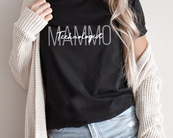 Puede incluir: Una camiseta negra con texto blanco que dice "Mammo Technologist".