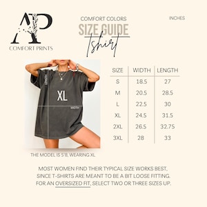 Op de afbeelding: Maattabel voor een Comfort Colors t-shirt, met afmetingen in inches. De tabel bevat maten S tot en met 3XL, met breedte- en lengtematen. Het model draagt XL. De tekst adviseert om twee of drie maten groter te kiezen voor een oversized pasvorm.