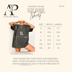 Puede incluir: Tabla de tallas para una camiseta en pulgadas. La tabla muestra el ancho y la longitud de la camiseta en tallas S, M, L, XL, 2XL y 3XL. La modelo lleva una talla XL.