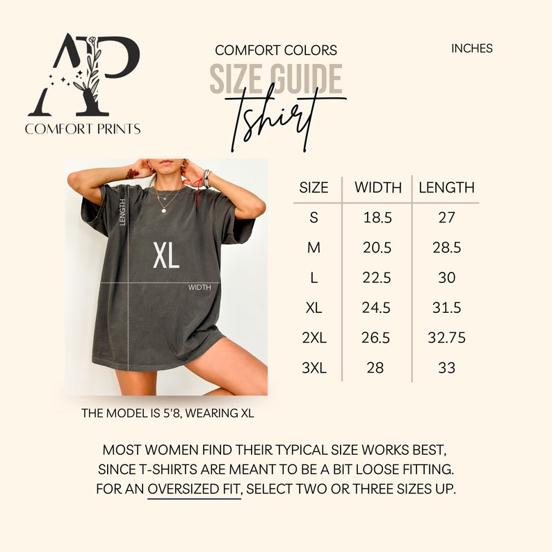 Puede incluir: Tabla de tallas para una camiseta en pulgadas. La tabla muestra el ancho y la longitud de la camiseta en tallas S, M, L, XL, 2XL y 3XL. La modelo lleva una talla XL.