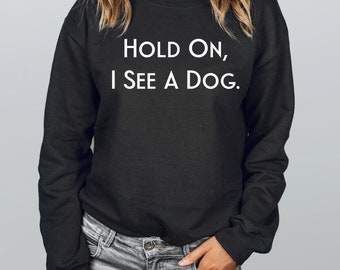 Sudadera fácilmente distraída por perros, hold On I See a Dog Sweater, Funny Dog Lover Shirt, Animal Lover Dog T-Shirt, Dog Mama Hoodie