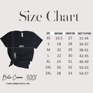 Op de afbeelding: Een zwart Bella Canvas 3001 unisex T-shirt met korte mouwen en een maattabel. De tabel geeft de maten XS tot en met 3XL weer, met breedte- en lengtematen in inches en borstomvangmaten in inches.