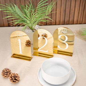 Números de mesa de boda en acrílico dorado con soporte, letreros de mesa con arco de espejo dorado