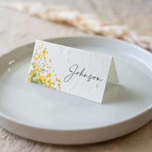 K&ouml;nnte beinhalten: Rustikales Holzschild mit dem Text "Welcome to our porch" in wei&szlig;er Schrift. Das Schild hat eine verwitterte Oberfl&auml;che und ein schlichtes, einladendes Design, ideal f&uuml;r die Au&szlig;endekoration.