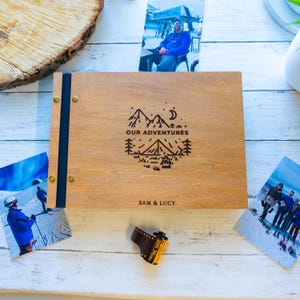 Álbum de recortes de aventuras de madera, álbum de recortes de viajes, libro de recuerdos de aventuras, diario de viaje de madera, álbum de recortes de aventuras personalizado, álbum de madera