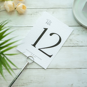 Numéros de table de mariage haut de gamme, Finition minimaliste, Carte texturée, Papeterie de mariage, Décoration de mariage, Numéros de table personnalisés