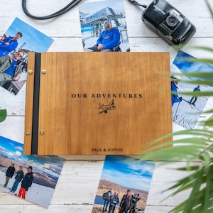 Album di ritagli di avventure personalizzato, album di ritagli in legno, libro in legno, album fotografico in legno, diario di viaggio, regalo di viaggio, album di ritagli di coppia