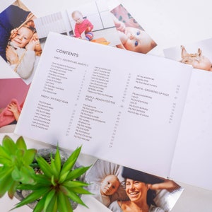 Puede incluir: Un libro blanco con una portada colorida que muestra a un beb&eacute; y el t&iacute;tulo "CONTENTS". El libro est&aacute; abierto en una p&aacute;gina con una lista de hitos para el primer a&ntilde;o de un beb&eacute;, incluyendo "Mi primera semana", "Mi primer mes", "Mi primer cumplea&ntilde;os" y "Mi primer d&iacute;a de escuela".