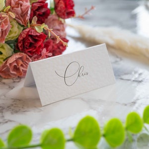 Tarjeta con textura martillada, tarjetas de lugar premium, tarjetas de lugar minimalistas para bodas, tarjetas de lugar para bodas, tarjetas de lugar con nombres de invitados