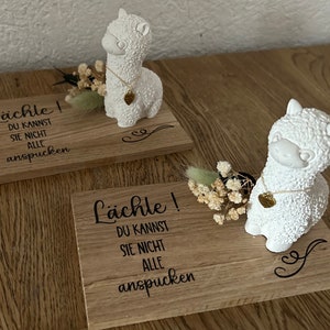 Lustige Alpaka Figur Mit Holzschild - "Lächle! Du Kannst Sie Nicht Alle Anspucken"