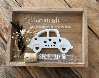 Geschenk Führerschein | Glückwunsch Set mit Holzrahmen, Auto-Deko, Trockenblumen, Spritgeld-Röhrchen | Geschenkidee Autofahrer, Geldgeschenk
