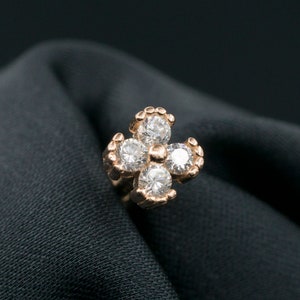 Tiny Cubic Flower Clover Stud / Kraakbeen Helix Conch Stud / 925 Sterling Silver Earring / Minimalistische Eerring afbeelding 1