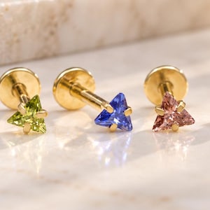 Brinco de titânio com triângulo de peridoto: pino de pressão dourado sem rosca