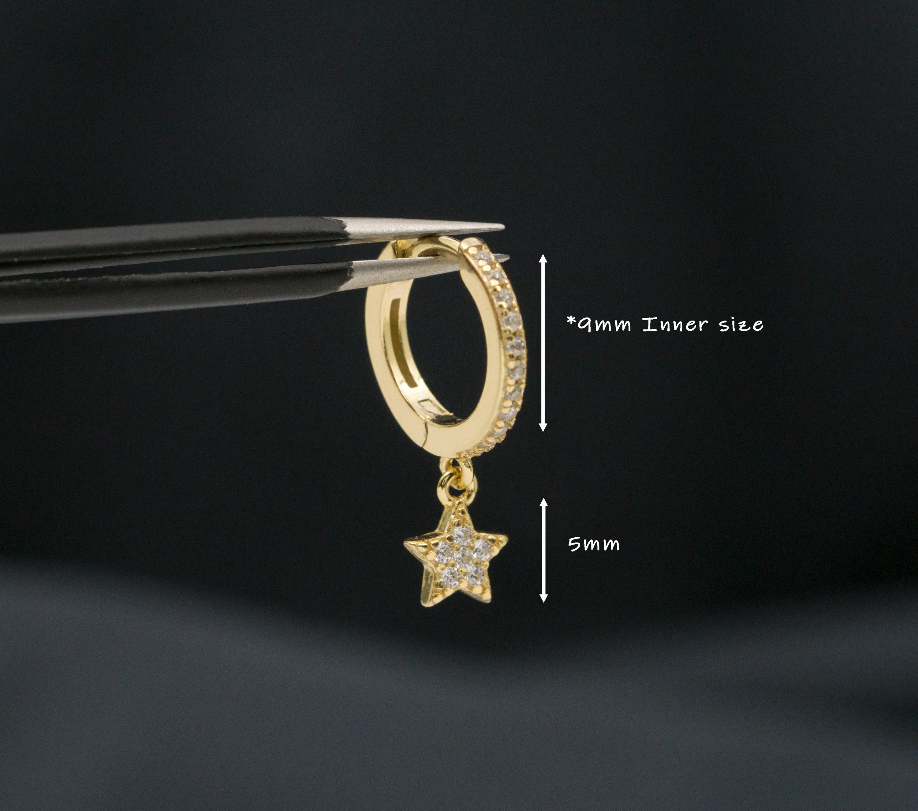 2 Paia Orecchini A Cerchio Huggie Con Pendenti Stella E