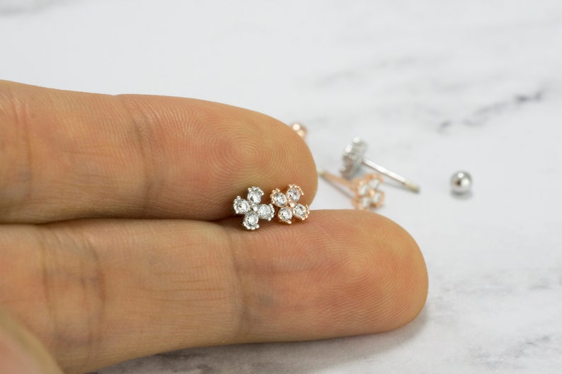 Tiny Cubic Flower Clover Stud / Kraakbeen Helix Conch Stud / 925 Sterling Silver Earring / Minimalistische Eerring afbeelding 6