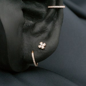 Tiny Cubic Flower Clover Stud / Kraakbeen Helix Conch Stud / 925 Sterling Silver Earring / Minimalistische Eerring afbeelding 3