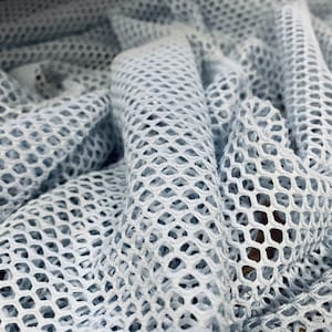 Könnte beinhalten: Hellblauer Netzstoff mit einem Rautenmuster. Der Stoff ist weich und flexibel und eignet sich daher für eine Vielzahl von Projekten.