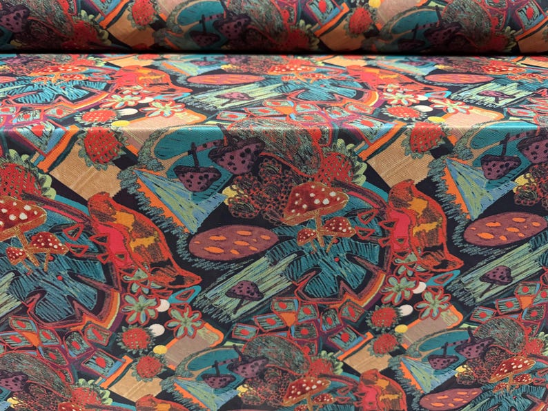 Puede incluir: Tela colorida con un patr&oacute;n repetido de setas, flores y formas abstractas en tonos de rojo, naranja, verde azulado y marr&oacute;n. El dise&ntilde;o tiene una calidad art&iacute;stica dibujada a mano, con un fondo oscuro.