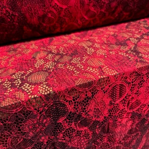 Stretch-Spitzenstoff mit gewellter Webkante, Meterware - Blumendruck - rot & schwarz