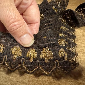Metallic crochet lace edging trim fabric with scallop, per metre - dark brown with gold lurex