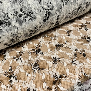 Floral bedruckter Spitzennetzstoff, Meterware - weiß mit schwarzen Blümchen
